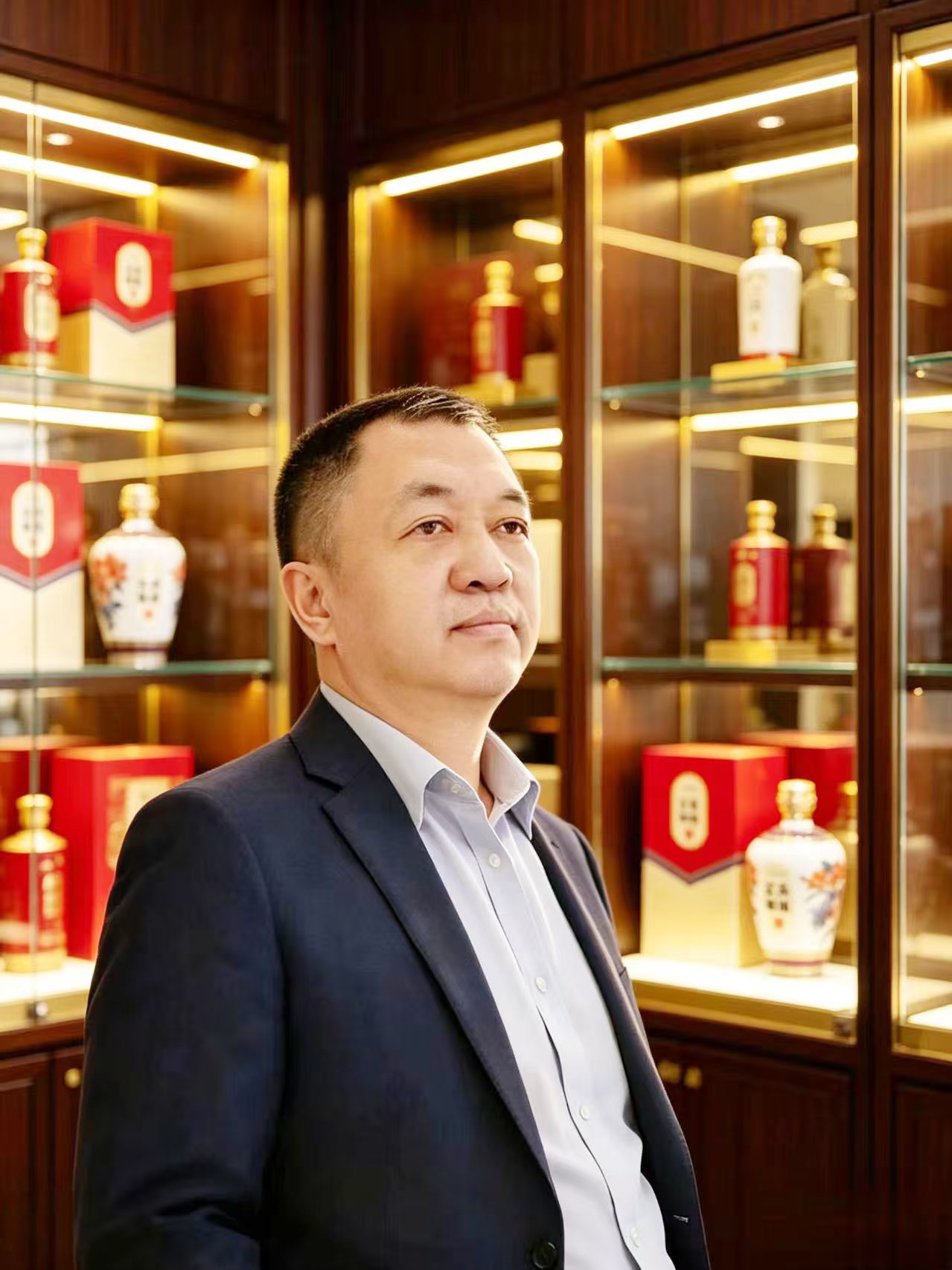 高端酱香白酒，琥珀色液体，精致玻璃瓶装，金色瓶盖，酒瓶标签上印有传统书法字体，背景为深色木质桌面，柔和灯光照射，营造出高端典雅氛围