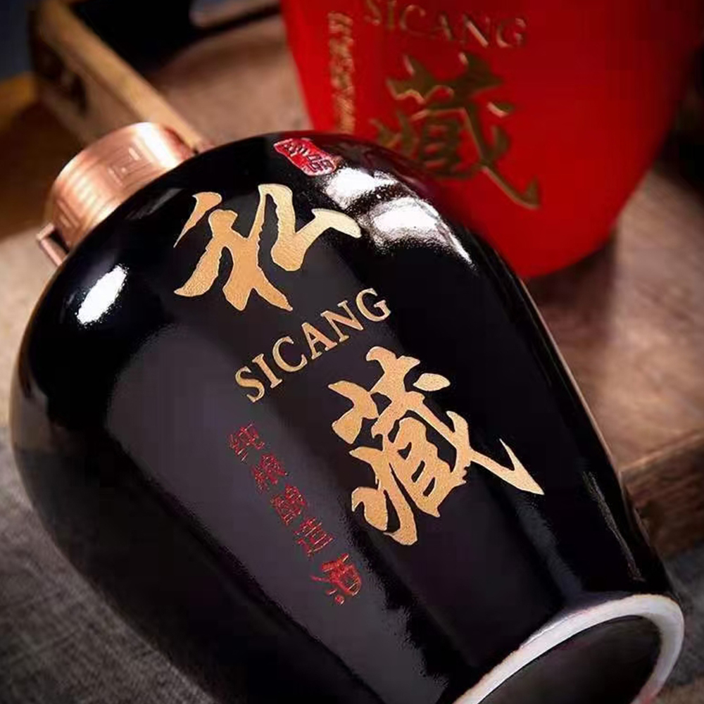 高端酱酒珍藏版,琥珀色酒液,精美陶瓷瓶身,金色装饰,传统书法标签,豪华礼盒包装