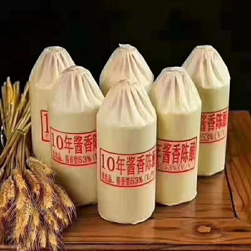 定制品牌酱酒,个性化酒标设计,企业logo清晰可见,独特包装设计,彰显品牌个性