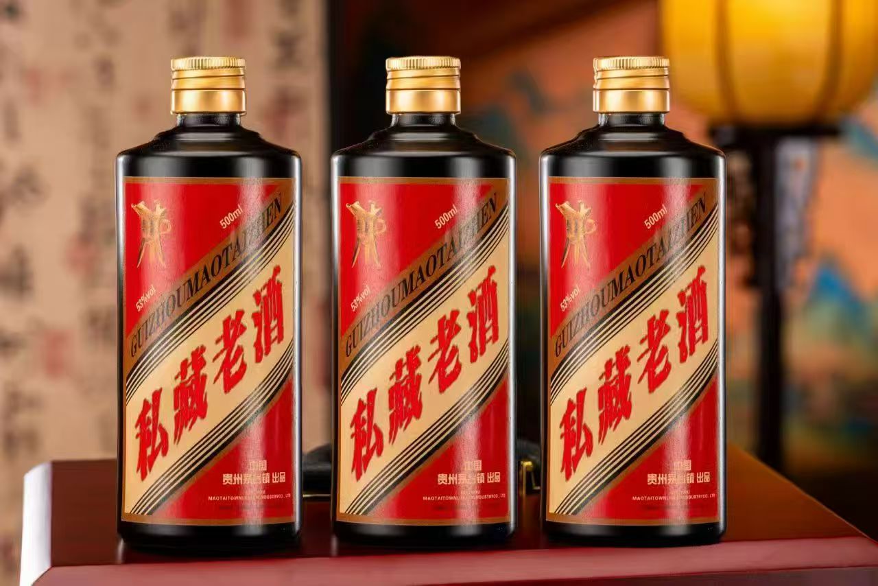 文化系列酱酒,古典风格包装,传统纹饰图案,书卷气息浓厚,体现深厚文化底蕴